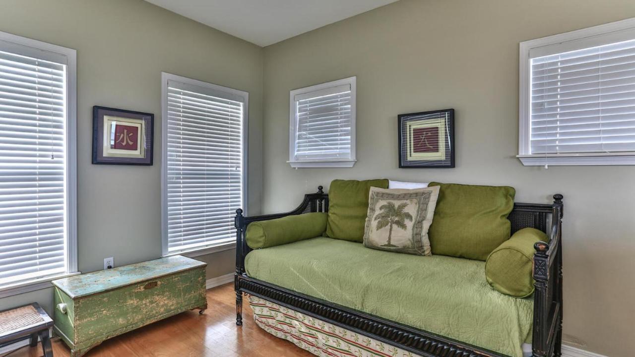 Biglows Bungalow: Beachside Retreat with Pet-Friendly Perks Destin Exterior photo